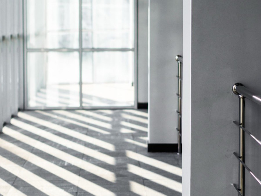 Heller Korridor mit Glasfront in einem modernen Gebäude