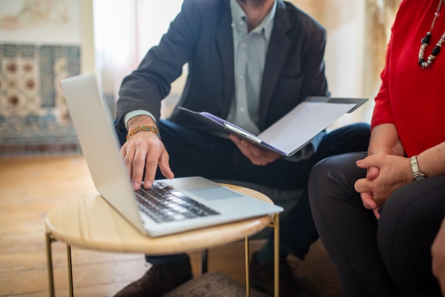 Beratungsgespräch mit Unterlagen und Laptop